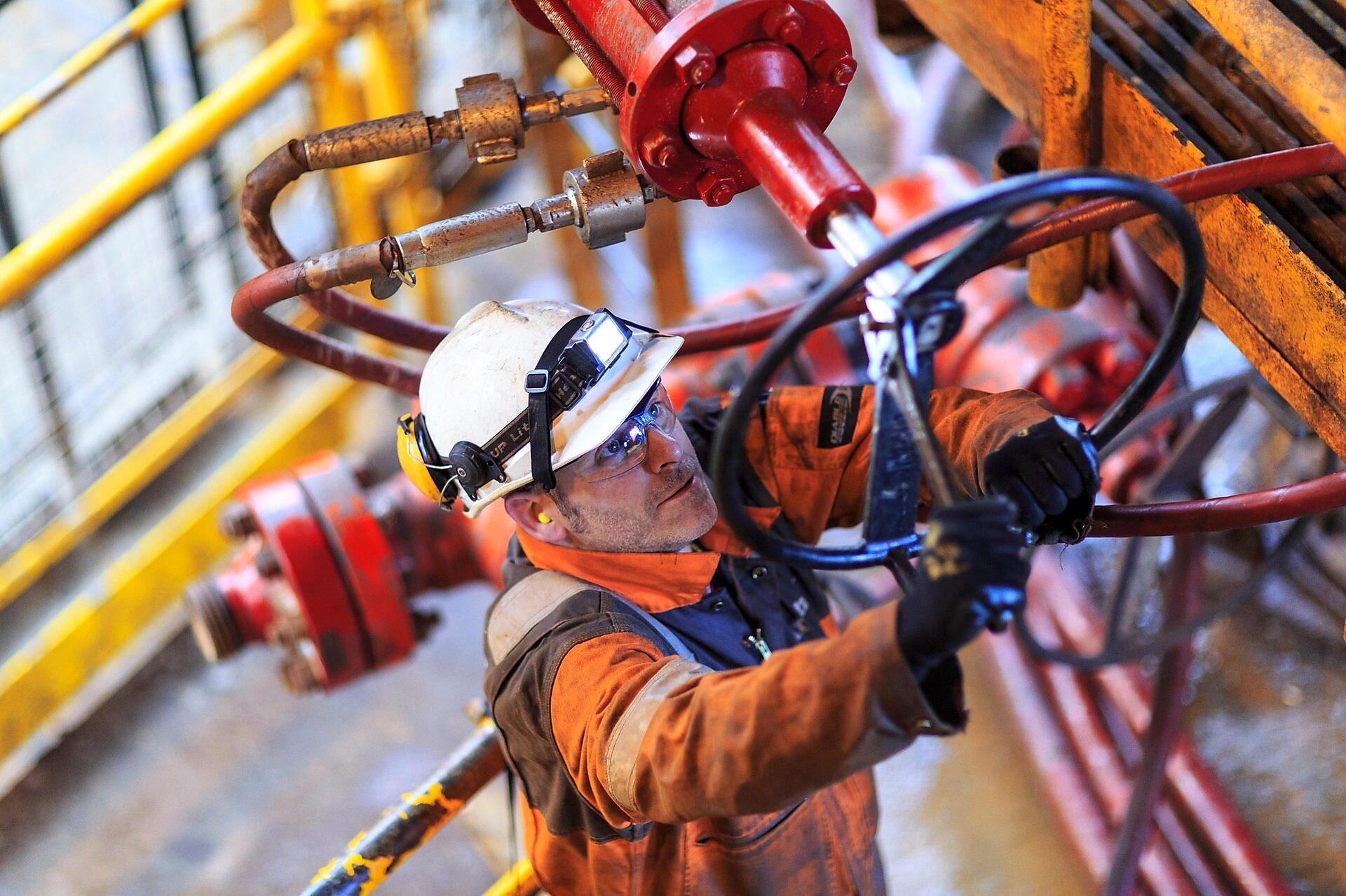 Man working on a platform with full safety uniform