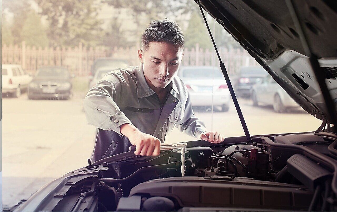 Mechanic fixing a car