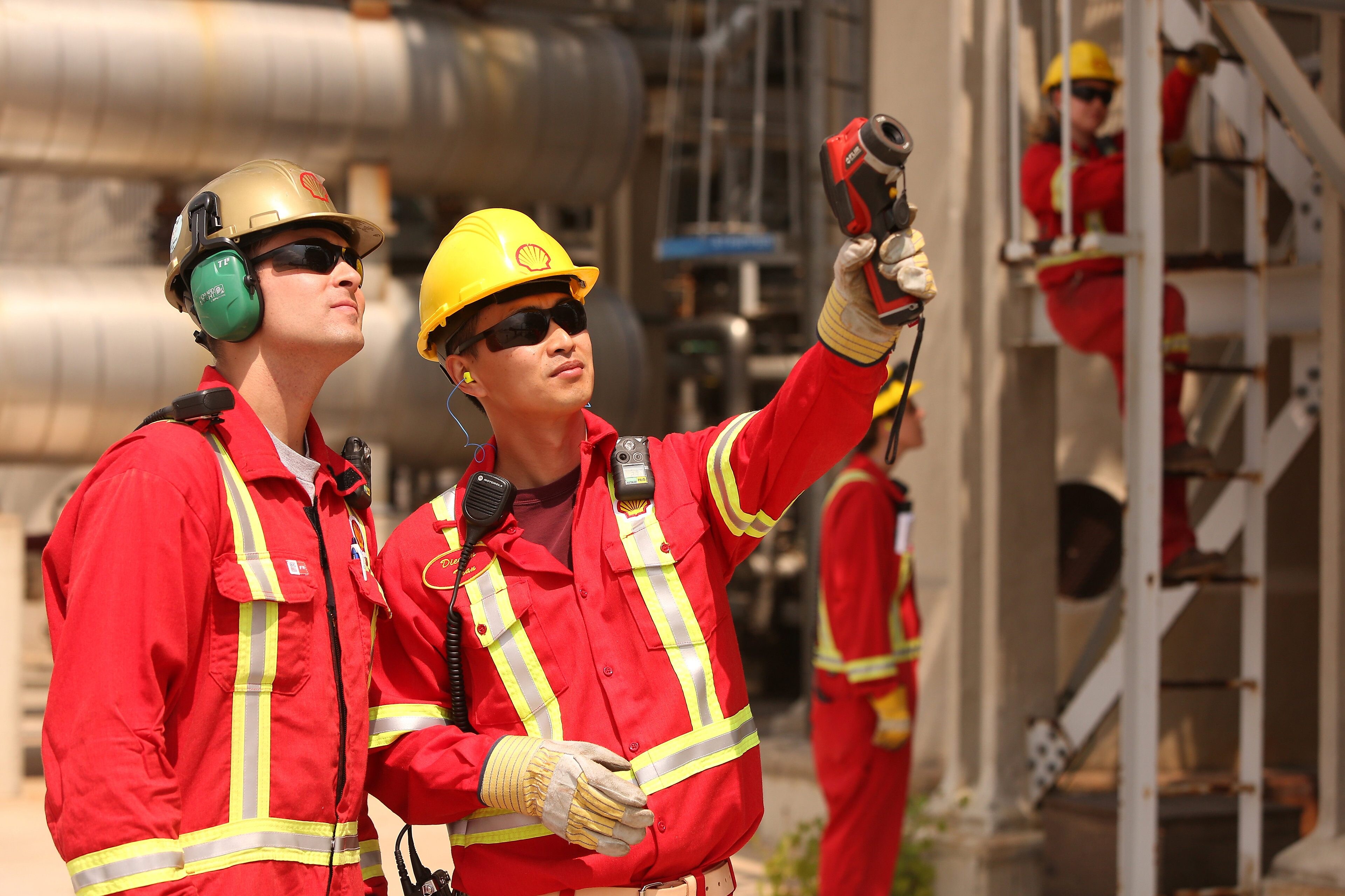 Employees using a thermal image camera to scan a vessel in the CO2 Capture System