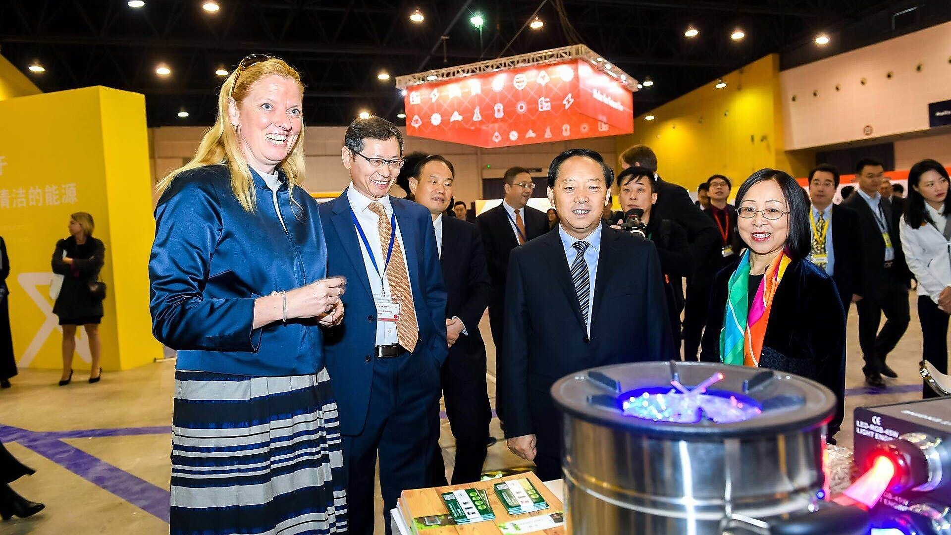 Hurunze, director of the Standing Committee of Xi ' an, visited Shell's 2018 "Shell" Dynamic Future Energy Carnival Booth