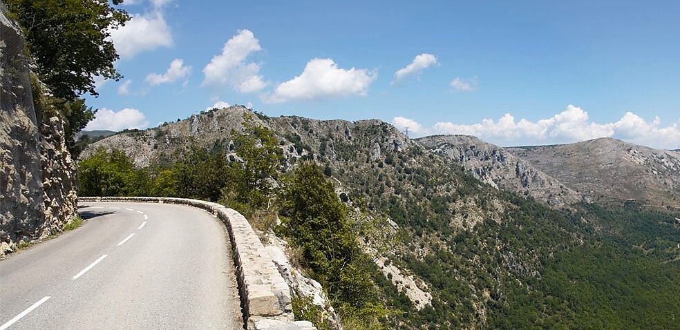 在美丽的大自然环绕下的山间道路